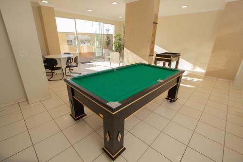 a pool table in the middle of a room at Toulon Flat Service in Caldas Novas
