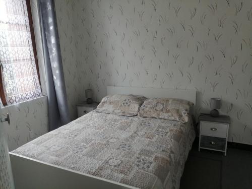 een slaapkamer met een wit bed en 2 nachtkastjes bij Gîte de la Casse in Channay-sur-Lathan