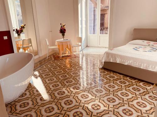 een badkamer met een bed en een bad in een kamer bij Casa di Rita in Catania