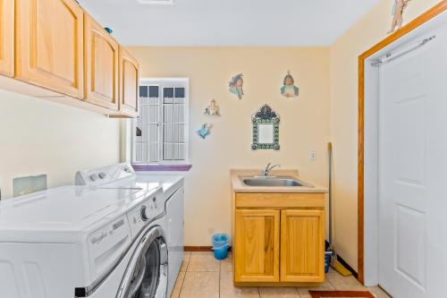 a kitchen with a washing machine and a sink at House Of Serenity in East Wenatchee