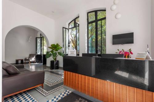 a living room with a couch and a tv at 600 sq ft in trendy area, 150 BPS fiber optic in Mexico City