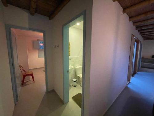 un pasillo con una puerta que conduce a un baño en Casita Azul, en Salento