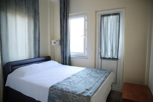 - une petite chambre avec un lit et une fenêtre dans l'établissement Villa Verdi, à Dalyan