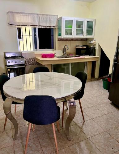 Dapur atau dapur kecil di Hotel María Bonita Higüey, Apartments