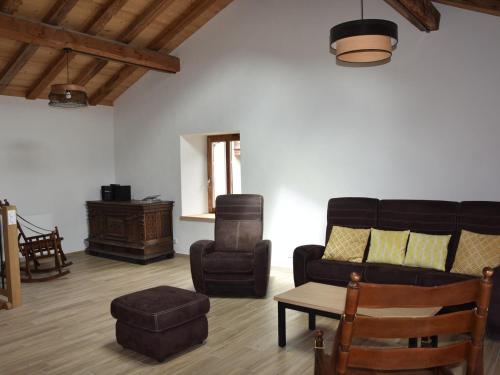 un salon avec un canapé et une chaise dans l'établissement Charmante Maison de Village Rénovée - Près de Pralognan-La-Vanoise, 10 Pers, 3 Niveaux, Balcon Sud - FR-1-464-203, à Pralognan-la-Vanoise