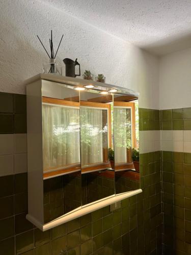 ein Fenster im Bad mit grünen Fliesen in der Unterkunft Chalet Blanc "Le Flocon" in Courmayeur