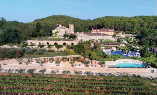 una vista aérea de una finca con un viñedo en Stunning Cottage with Pool in Provence France, en Lorgues