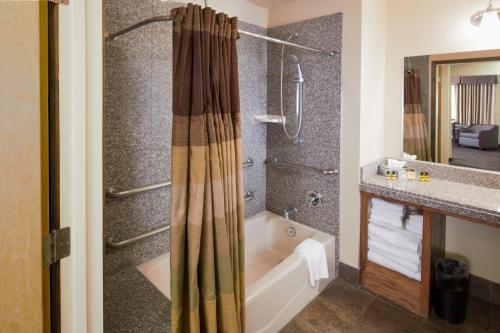 y baño con bañera y ducha. en Best Western Plus Yosemite Gateway Inn, en Oakhurst