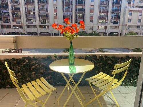 Nice Port , 2BR, 6 Guests, Walk to Beach and Old Town