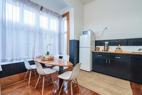Kuchyň nebo kuchyňský kout v ubytování Esplanade Apartments