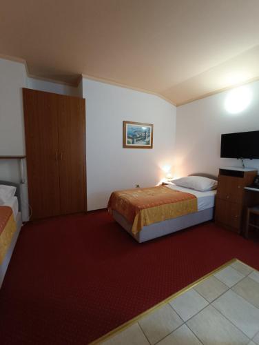 Ένα ή περισσότερα κρεβάτια σε δωμάτιο στο Hotel Holiday