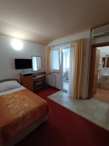 Ένα ή περισσότερα κρεβάτια σε δωμάτιο στο Hotel Holiday
