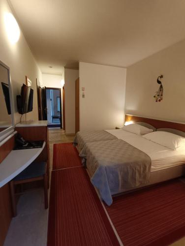 Ένα ή περισσότερα κρεβάτια σε δωμάτιο στο Hotel Holiday