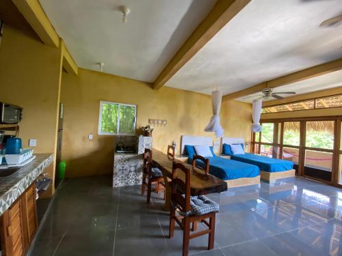 a living room with a bed and a table at Departamento con vista al mar, Wifi Starlink y AC en Playa San Agustinillo in San Agustinillo