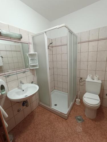 Ένα μπάνιο στο Hotel Holiday
