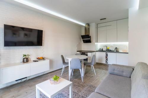 FIRST -- Green Żoliborz Apartment 5 tesisinde mutfak veya mini mutfak