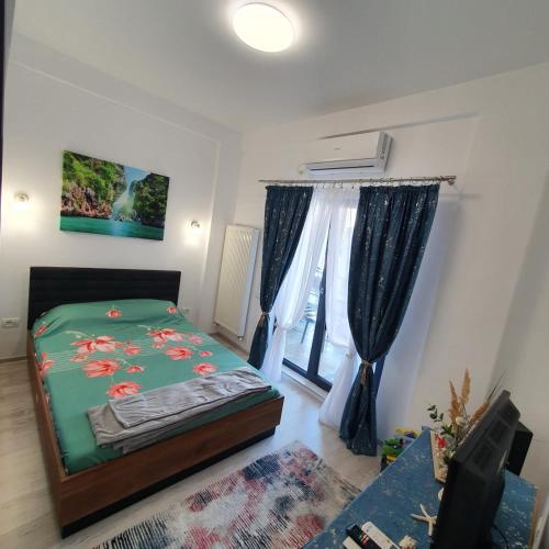 a bedroom with a bed and a window at Seb apartment mamaia nord in Năvodari