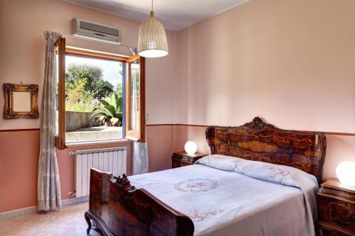 een slaapkamer met een bed en een raam bij Caruso 3 - Sorrento in Sorrento