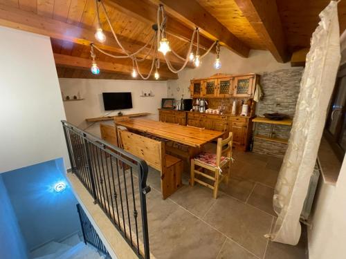 eine Küche mit einem Holztisch im Zimmer in der Unterkunft Casa VACANZE ONELIA in Gualdo Tadino