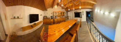 Großes Zimmer mit einem hölzernen Pasteryasteryasteryasteryasteryasteryasteryasteryasteryasterja in der Unterkunft Casa VACANZE ONELIA in Gualdo Tadino