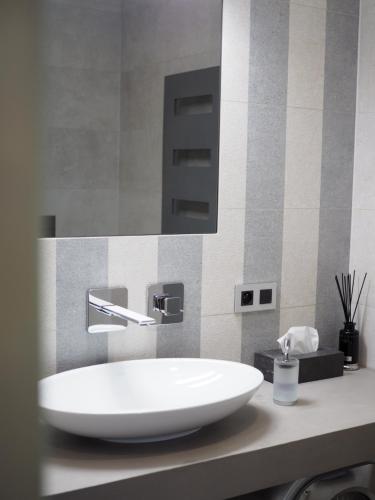 Un baño con un gran lavabo blanco sobre una encimera. en Apartman Grey, en Praga