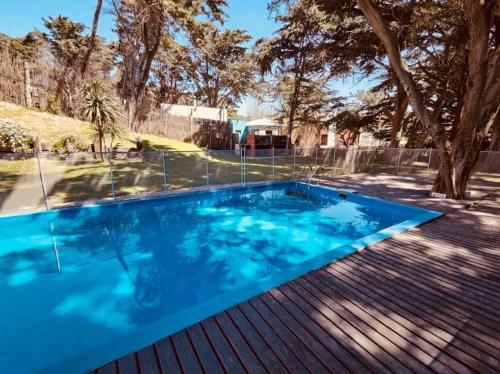 una piscina con una valla alrededor en Mirasoles 20 en Las Gaviotas