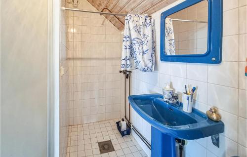 uma casa de banho com um lavatório azul e um espelho. em Awesome Apartment In Skrhamn With Kitchen em Skärhamn