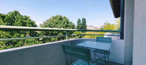 Un balcon sau o terasă la Indy Appart - T2 moderne - Clim - Parking - Balcon vue - Calme Propre