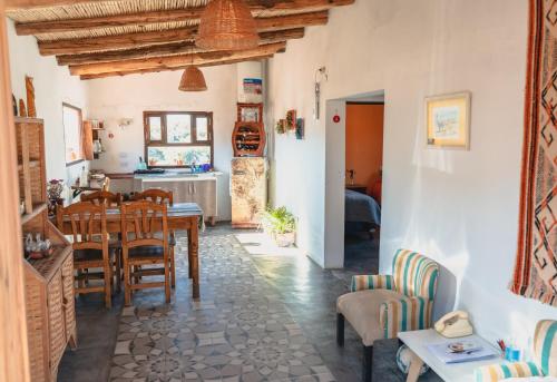 a kitchen and dining room with a table and chairs at Cabaña Paraíso Cachi in Cachí