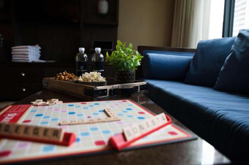 mesa con juego de mesa y sofá azul en The Royal Sonesta Chicago River North, en Chicago
