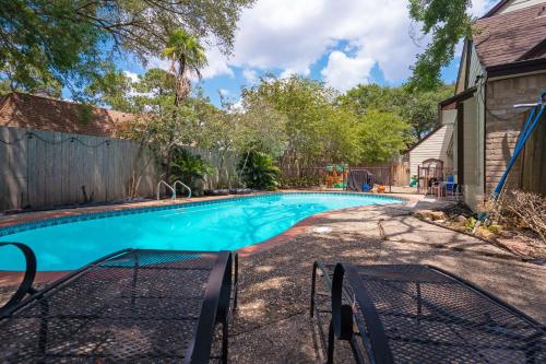 una piscina en el patio trasero de una casa en Spacious and quiet 4 bed 3 and a half bath home away from home in Katy Texas, en Katy