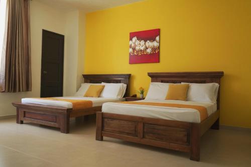 เตียงในห้องที่ HOTEL CATALUÑA - SOLUCIONES HOTELERAs