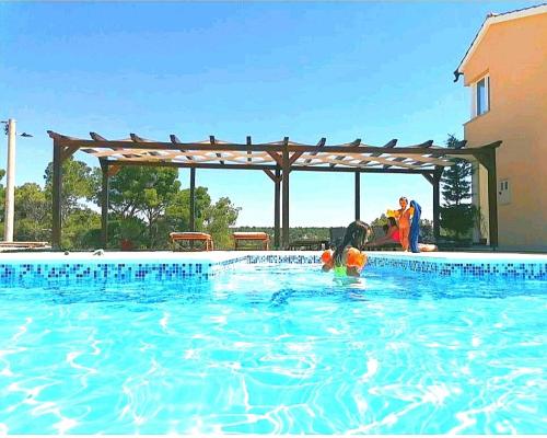 Kolam renang di atau dekat dengan Villa Scolopax rusticola Skradin with heated pool