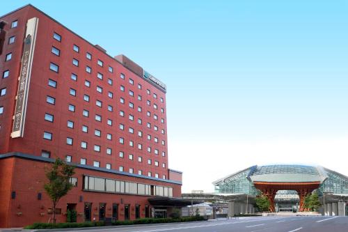 un bâtiment en briques rouges avec un bâtiment en verre dans l'établissement Garden Hotel Kanazawa, à Kanazawa