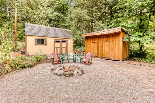 a patio with a table and chairs and a building at Creekside Cabin in Rhododendron