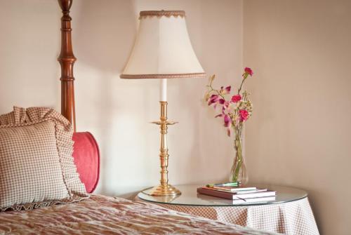 Ένα ή περισσότερα κρεβάτια σε δωμάτιο στο Wayside Inn Bed and Breakfast