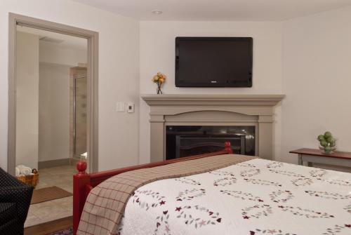 Μια τηλεόραση ή/και κέντρο ψυχαγωγίας στο Wayside Inn Bed and Breakfast