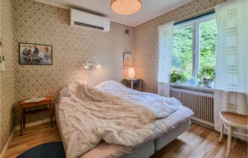 1 dormitorio con cama y ventana en 2 Bedroom Amazing Home In Brastad, en Brastad