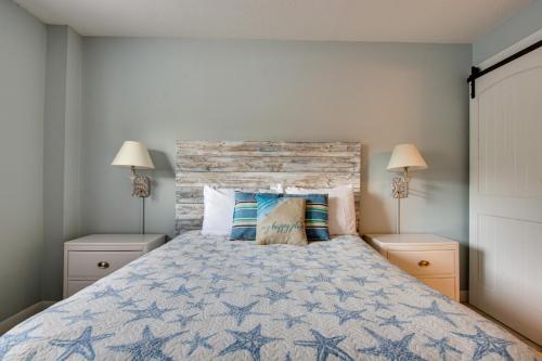een slaapkamer met een groot bed met 2 lampen bij Beach side condo at Hilton Head Resort Villas in Hilton Head Island
