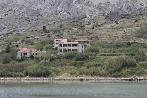 Zdjęcie z galerii obiektu Apartments by the sea Pag - 6494 w mieście Pag
