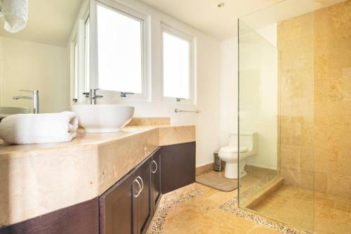 a bathroom with a sink and a toilet at Bello Departamento Veleros frente al mar in Acapulco