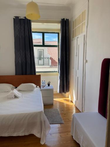 リスボンにあるAlfama Guest Houseのベッドルーム1室(ベッド1台、大きな窓付)
