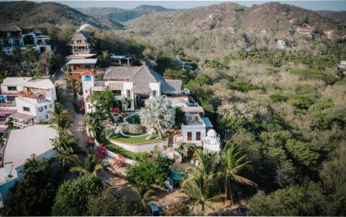 シポリテにあるHEVEN Residenceの山の家屋風景