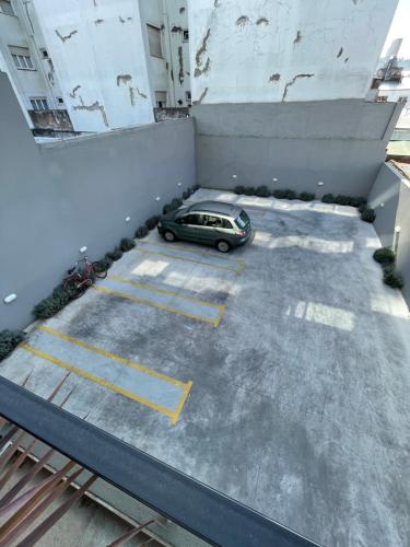 un coche aparcado en un estacionamiento en un edificio en Departamento Moderno - Equipado y Con Cochera Privada en Mar del Plata