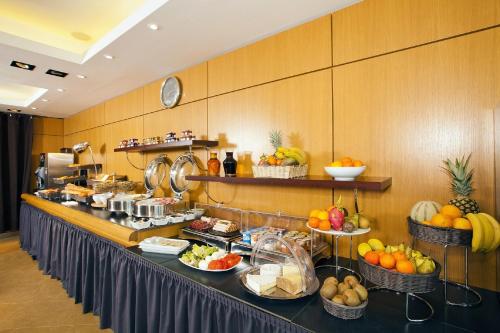 una línea de buffet en un hotel con frutas y verduras en Residhome Paris-Massy, en Massy