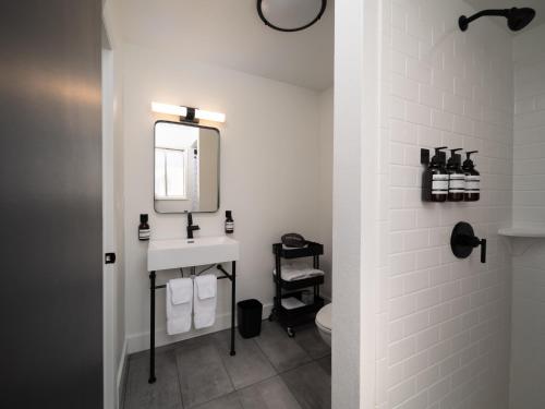 een badkamer met een wastafel en een spiegel bij Motolodge in Pendleton