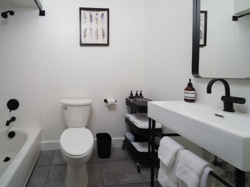 une salle de bain avec toilettes, lavabo et baignoire dans l'établissement Motolodge, à Pendleton