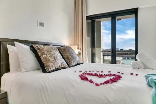 um coração feito de rosas numa cama em Penthouse Premier em Auckland