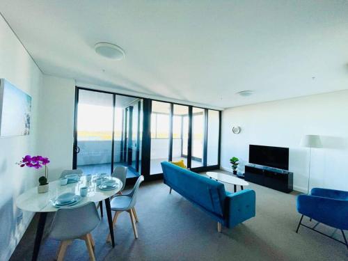 Μια τηλεόραση ή/και κέντρο ψυχαγωγίας στο Stunning view 2bed 2bath Condo (Parking, WiFi)