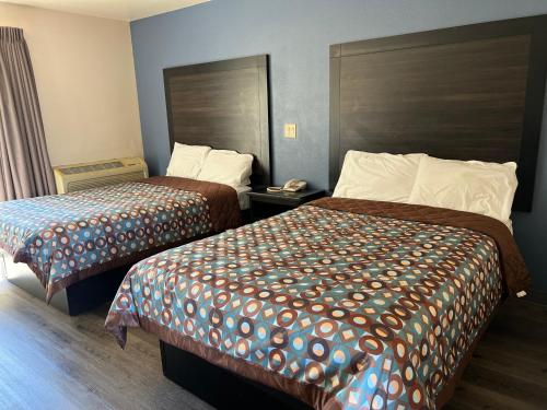 En eller flere senger på et rom på Economy Inn Fresno